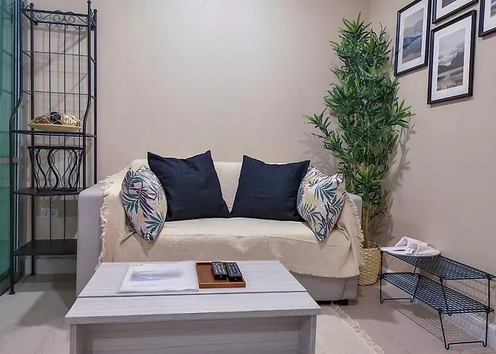 Cozy Near Mrt Station And Malls Apartment